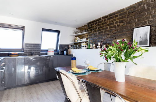 Photo 16 - Stylish Fulham 2bed Loft Flat, 5 min From Tube