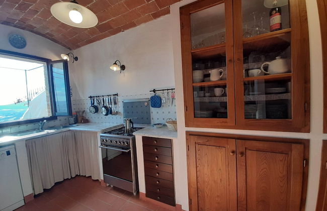 Tuscan Hilltop Getaway - Photo 13