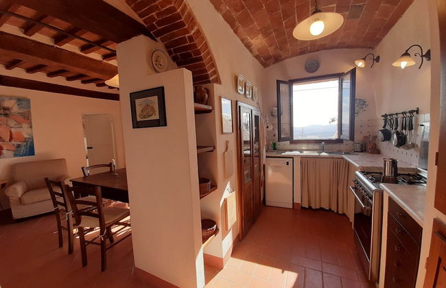 Tuscan Hilltop Getaway - Photo 10