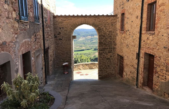 Tuscan Hilltop Getaway - Photo 39