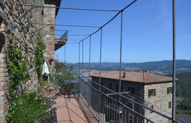 Tuscan Hilltop Getaway - Photo 29