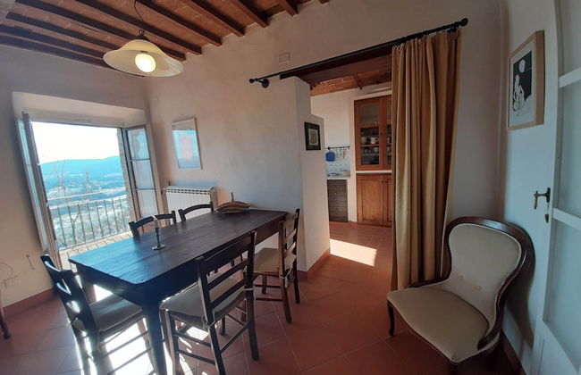 Tuscan Hilltop Getaway - Photo 16