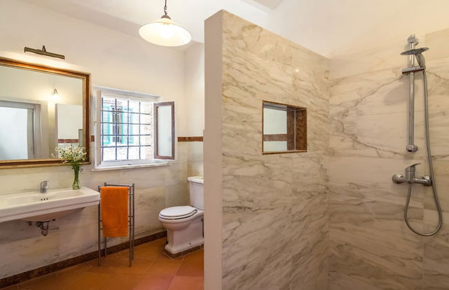 Tuscan Hilltop Getaway - Photo 18