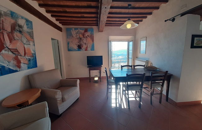 Tuscan Hilltop Getaway - Photo 17