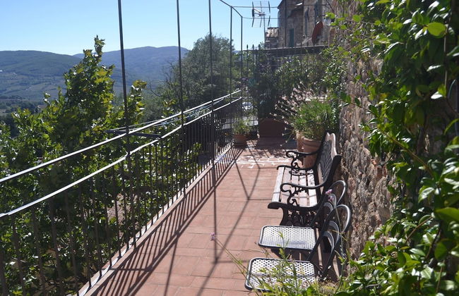 Tuscan Hilltop Getaway - Photo 30