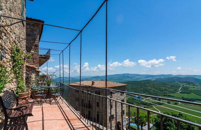 Tuscan Hilltop Getaway - Photo 36