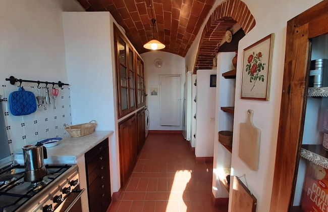 Tuscan Hilltop Getaway - Photo 11