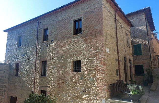 Tuscan Hilltop Getaway - Photo 31