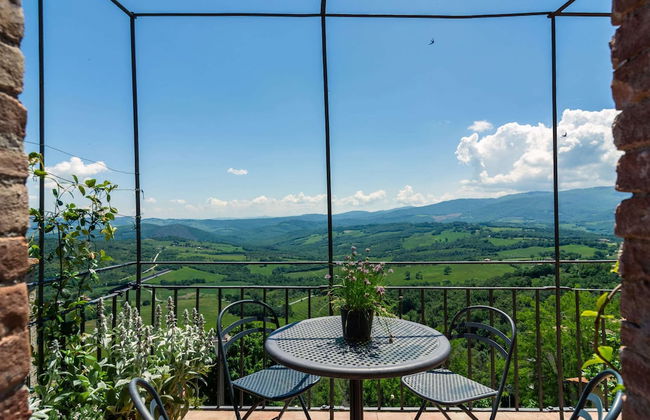 Tuscan Hilltop Getaway - Photo 24