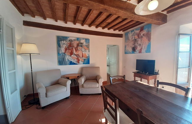 Tuscan Hilltop Getaway - Photo 26