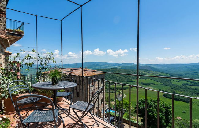 Tuscan Hilltop Getaway - Photo 22