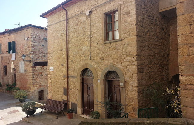 Tuscan Hilltop Getaway - Photo 1