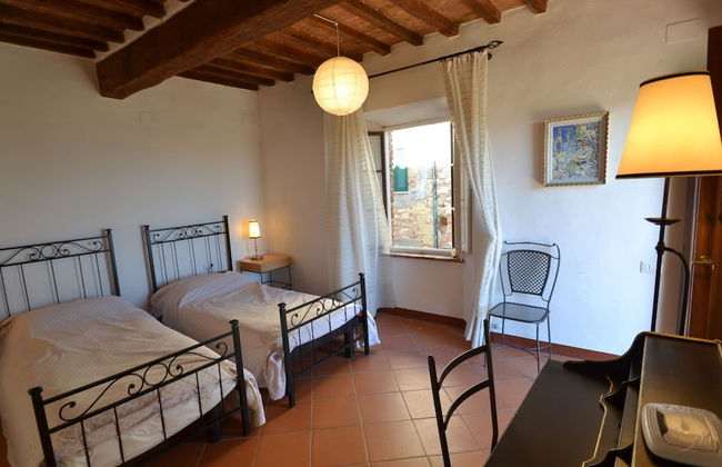 Tuscan Hilltop Getaway - Photo 3