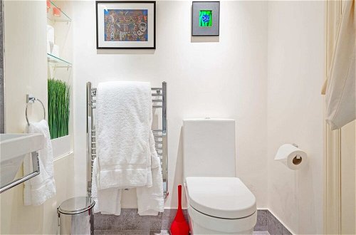 Photo 17 - Bright 2 Bedroom Apartment in South Kensington