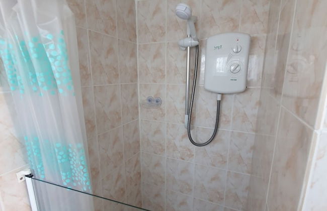Lovely Relaxing two Bedroom Holiday Chalet - Photo 14