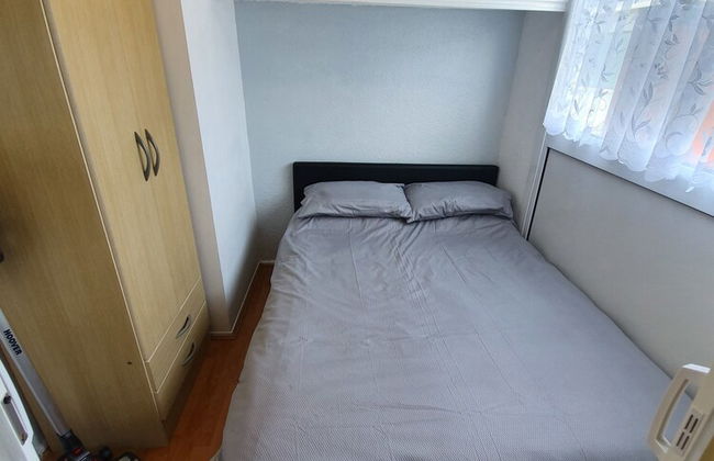 Lovely Relaxing two Bedroom Holiday Chalet - Photo 3