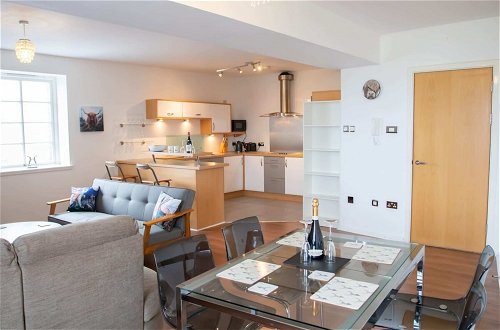Photo 10 - Spacious and Contemporary Flat With Secure Parking