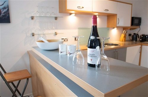 Photo 7 - Spacious and Contemporary Flat With Secure Parking