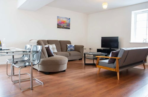 Photo 13 - Spacious and Contemporary Flat With Secure Parking