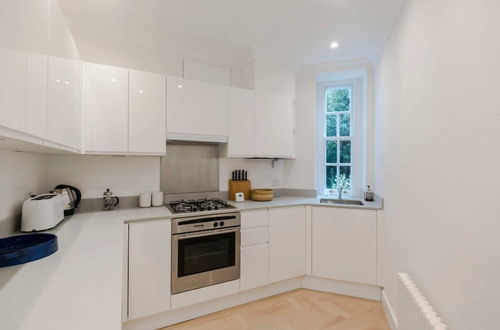 Photo 3 - Bright and Leafy 1 Bedroom Flat in the Heart of Chelsea