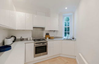 Photo 3 - Bright and Leafy 1 Bedroom Flat in the Heart of Chelsea