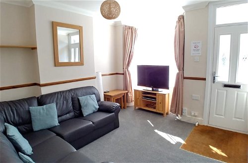 Photo 9 - 3-bed House With Superfast Wi-fi, DW Lettings 15vr