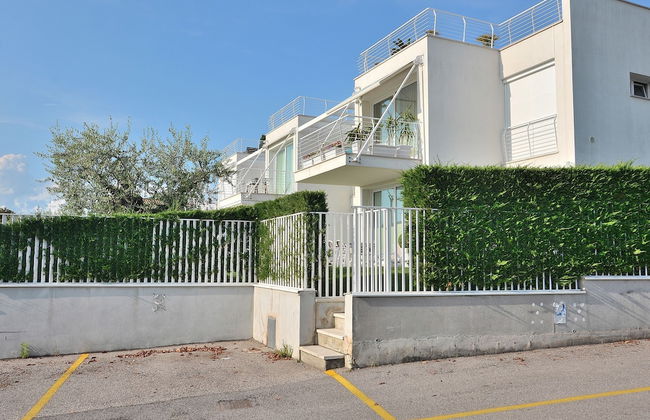 The White Apartment With Pool - Foto 26