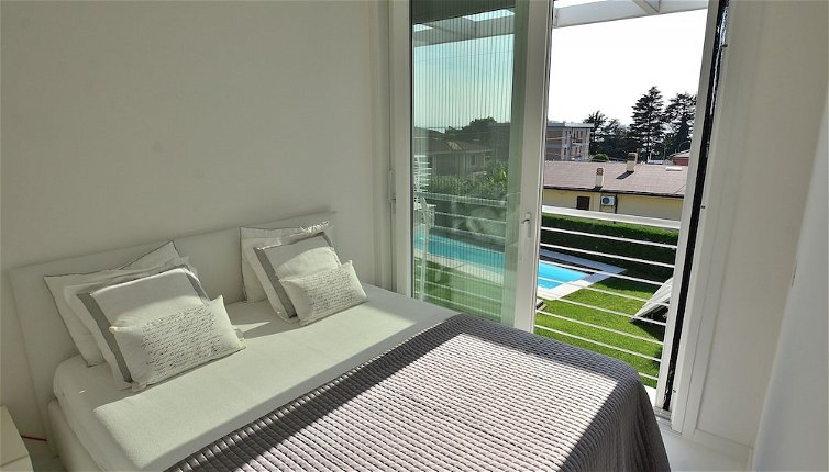 Foto 1 - The White Apartment With Pool
