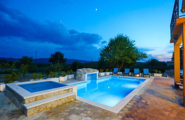 Secluded Holiday Home With Pool and Hot Tub - Photo 15