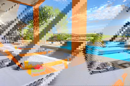 Foto 19 - Secluded Holiday Home With Pool and Hot Tub