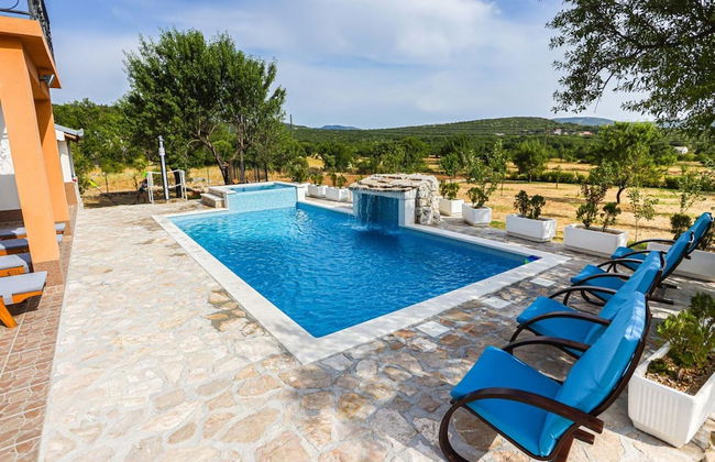 Secluded Holiday Home With Pool and Hot Tub - Photo 17