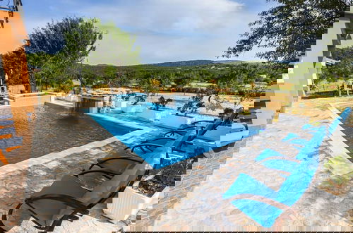 Foto 17 - Secluded Holiday Home With Pool and Hot Tub
