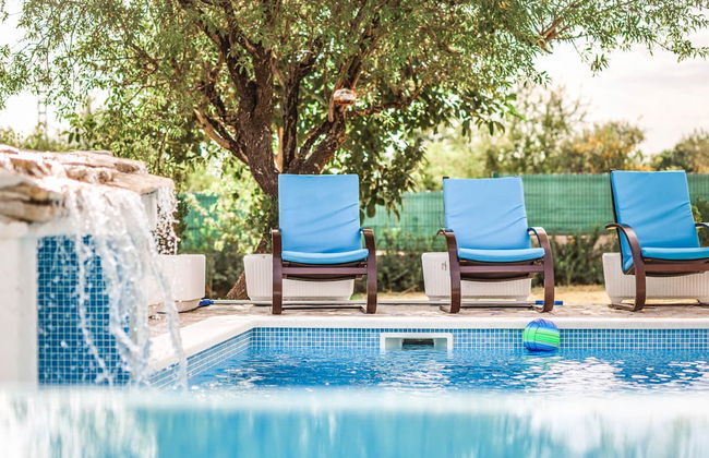 Secluded Holiday Home With Pool and Hot Tub - Photo 14