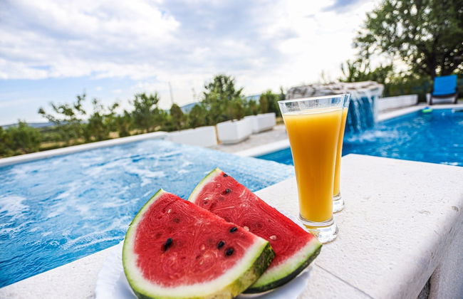 Secluded Holiday Home With Pool and Hot Tub - Photo 18