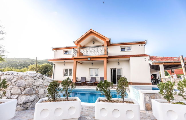 Secluded Holiday Home With Pool and Hot Tub - Photo 25