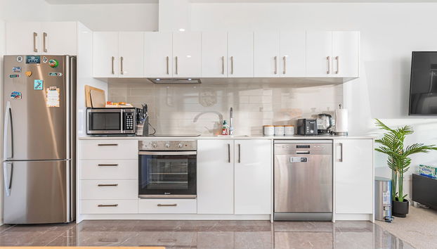 2BR CBD Gem with City Views by Zodiak Stays - Foto 5, Cocina privada