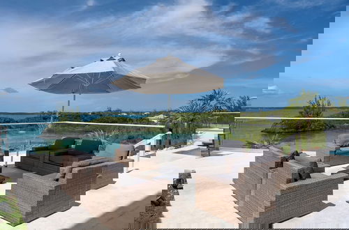 Foto 18 - Beachfront Beauty: Luxury Estate With Infinity Pool And Spa