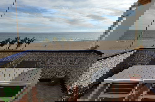 Foto 11 - Two Bedroom Apartment on Front Line Of The Beach