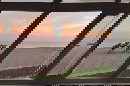 Foto 19 - Two Bedroom Apartment on Front Line Of The Beach
