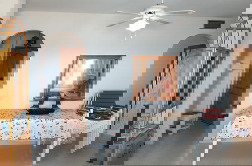 Foto 16 - Two Bedroom Apartment on Front Line Of The Beach