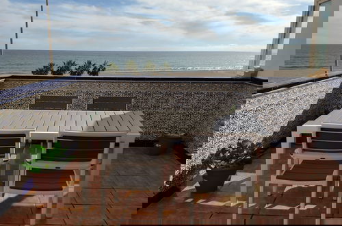 Foto 10 - Two Bedroom Apartment on Front Line Of The Beach