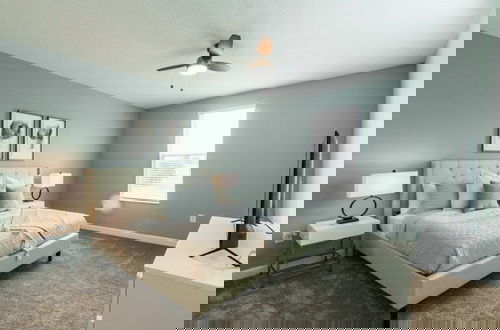 Foto 5 - Beautiful And Spacious 5 Bed Pool Home 5 Bedroom Home by RedAwning