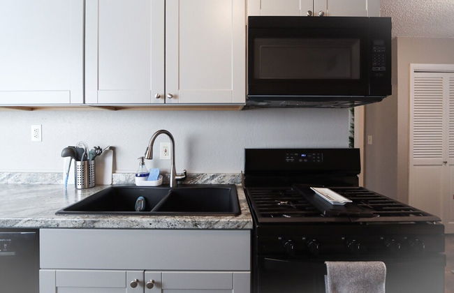 Downtown Granby Retreat & Spa - Photo 14