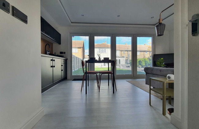 Stunning 1 King bed Cabin in Grays - Photo 3