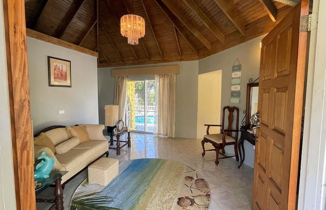 Yancey Largo Villa Perfect Jamaica Ironshore Getaway w Private Pool and Onsite Staff Services by RedAwning - Foto 5