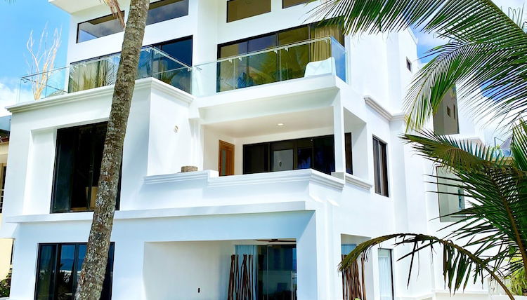 Foto 1 - Modern Beachfront Paradise - Hermosa Palms 8 by RedAwning
