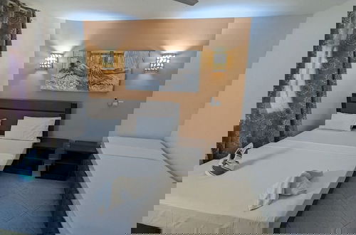 Foto 5 - Lux Suites Lamera Beachfront Apartments