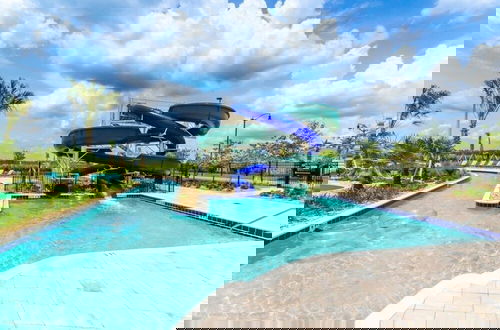 Foto 37 - Brand New Storey Lake Resort With Water Slides 4 Bedroom Townhouse by RedAwning