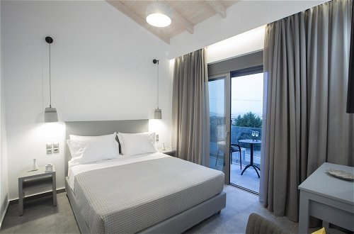 Photo 2 - Aloft Luxury Villas With Heated Pool and sea View