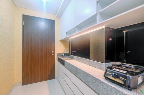 Foto 5 - Homey and Comfort Living Studio Apartment Transpark Cibubur